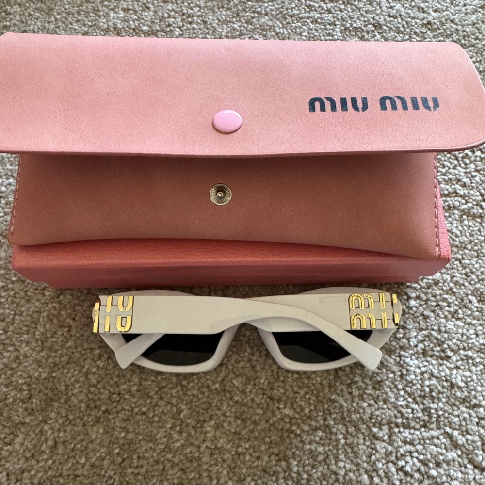 White small frame fashion glasses